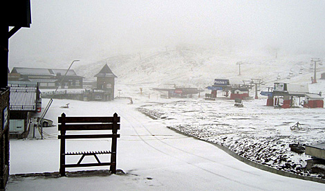 La nieve ha cubierto la zona de Borreguiles y ha llegado hasta Pradollano. | Efe
