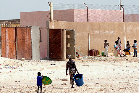 Los cooperantes salieron en convoy desde Nuadib, en la imagen, a la capital mauritana. | AFP