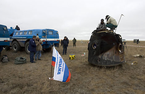 La cpsula de la nave Soyuz tras aterrizar en Kazajistn. | Reuters