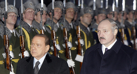 Berlusconi y el presidente bielorruso pasando revista a las tropas. | Ap