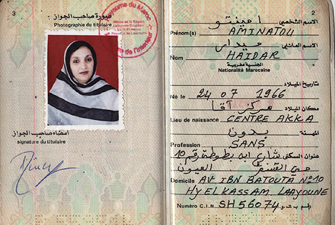 El pasaporte de la activista saharaui Aminatu Haidar, requisado por Marruecos.