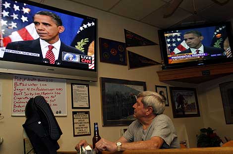 Un veterano de guerra de Arizona escucha el discurso de Obama por televisin. | Reuters