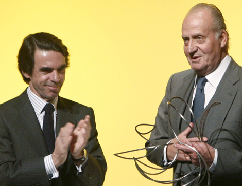Aznar entregando al Rey el primer Premio de la Libertad de Faes. | Efe