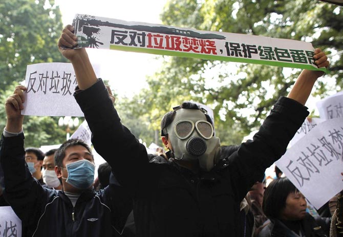 Manifestación ecologista en Guangzhou contra la instalación de una incineradora de residuos.| AP