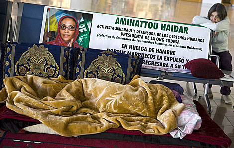 Aminatu Haidar, tapada con una manta en el aeropuerto de Tenerife. | Reuters