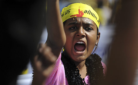 Una activista india se manifiesta durante una marcha en la localidad de Bhopal. | AFP