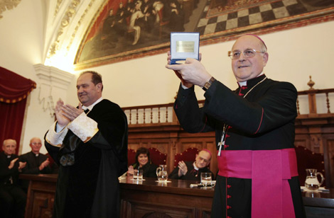 Ricardo Blzquez recibe la medalla de oro de la Universidad Pontificia de Salamanca. | E. Carrascal