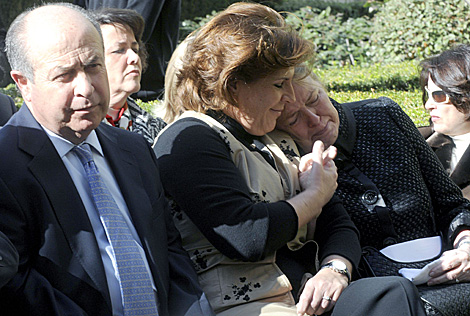 La viuda, consolada por la consejera de Cultura Rosa Torres junto al alcalde de Granada. | Efe