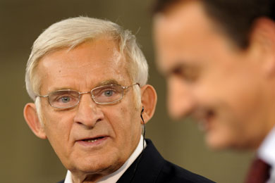 El presidente del PE, Jerzy Buzek, y Zapatero, en segundo plano. | Afp