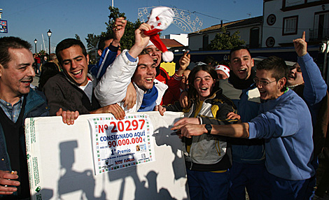 Celebración en Santiponce en 2006 tras salir el 20.297 premiado con el primer premio. | Fernando Ruso
