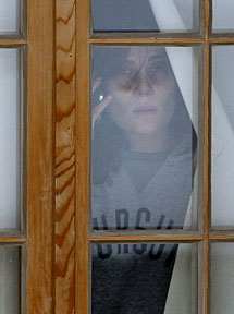 La actriz Emmanuelle Seigner espera a su marido en su casa suiza. | AP
