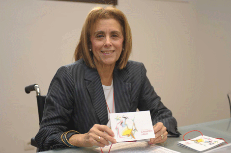 La concejal de Medio Ambiente, Araceli Gonzlez con el 'pasaporte'. | ELMUNDO.es