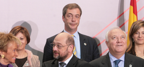 Nigel Farage (centro, fondo) entre 'amigos' en Madrid. | Begoña Rivas