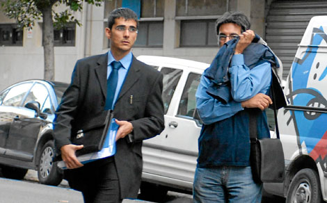El directivo de IB3 y testaferro de Vicens se cubre el rostro durante un registro policial a su domicilio. | Pep Vicens