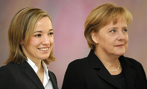 La ministra de Familia alemana, Kristina Khler, con Angela Merkel. | AFP