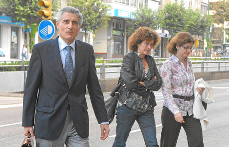 El diputado Vicens junto a su testaferro Diguez y su mujer, tras declarar ante el juez por Son Oms. | P. Vicens
