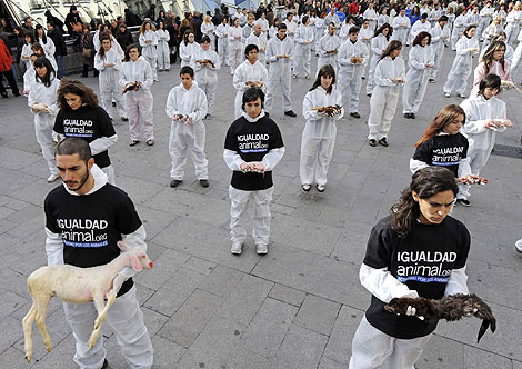 Activistas de la asociacin pro derechos de los animales | AFP