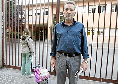 Juan Vicente Santacreu y su hija posan a las puertas del colegio de la nia | Benito Pajares.