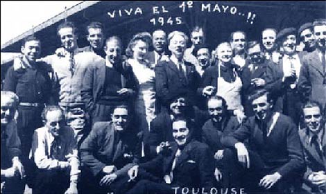 Unos manifestantes del 1 de mayo de 1945 en Toulouse. (Fundación Largo Caballero)