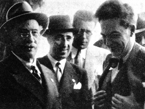 El periodista y escritor Manuel Chaves Nogales, a la izquierda, con Lerroux.