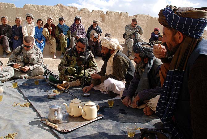 Los ancianos toman t con los militares estadounidenses y el comandante del ejrcito afgano. M. BERNAB