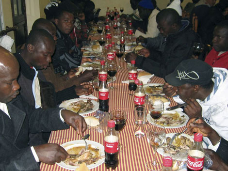 Un momento de la ltima cena de Nochevieja ofrecida por Mora a inmigrantes. | El Mundo