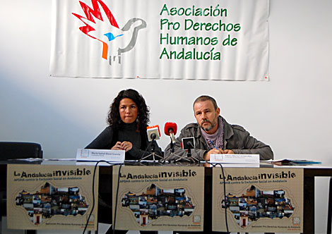 Maribel Mora, coordinadora de APDHA, junto a Pablo M. Fernndez, del rea de Marginacin. | EM
