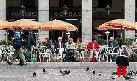 Un grupo de turistas sentado en una terraza de la Plaza Mayor. (J. Jan)