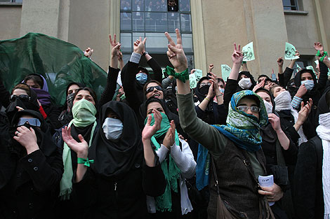 Seguidores irans frente a la Universidad de Tehern | AFP