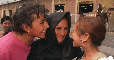 Una mujer y dos nias gitanas en un poblado de Madrid | B. Diaz