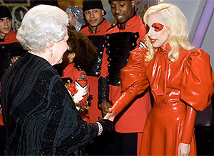 Lady Gaga y la Reina Isabel de Inglaterra.