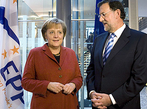 Angela Merkel y Mariano Rajoy, tras el congreso del PPE en Bonn. | Efe