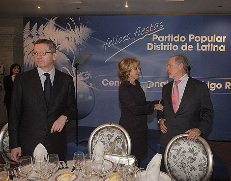 Alberto Ruiz-Gallardn, Esperanza Aguirre y Rodrigo Rato, en la cena del PP de Latina. | scar Monzn