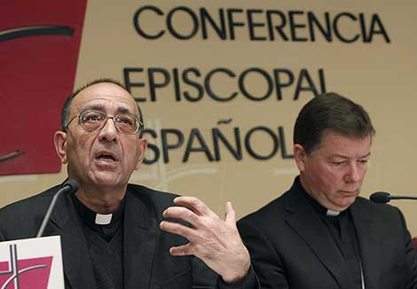 Los obispos Juan Jos Omella (izda.) y Juan Antonio Martnez Camino. | Efe