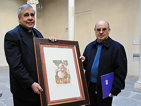 El arzobispo de Granada muestra a los periodistas una efigie de Fray Leopoldo. | J. G. Hinchado