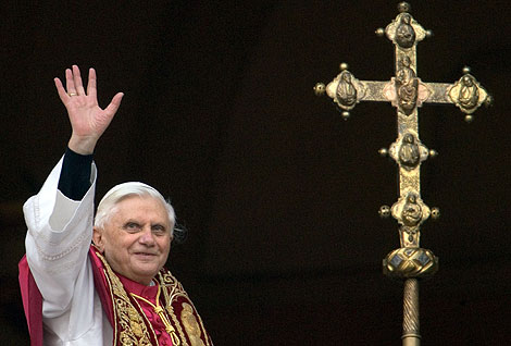 El Papa saluda desde el balcn de la Baslica de San Pedro tras su eleccin en 2005. | AFP