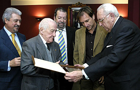 El ex futbolista recibe una placa conmemorativa de los veteranos del Betis. | Fernando Ruso