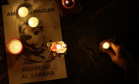 Velas en recuerdo de Haidar, ayer, en una marcha en Madrid. | Reuters