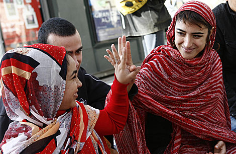 Eva, la joven que acaba de iniciar la huelga de hambre, con la ropa saharaui, | Esther Lobato