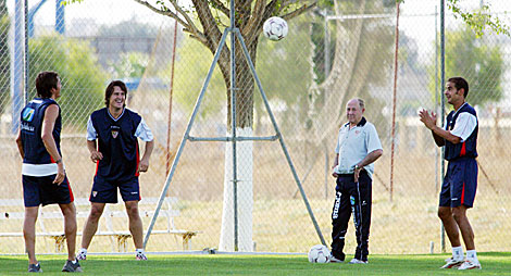 Ruiz Sosa, con camiseta blanca, observa un entrenamiento en la ciudad deportiva del Sevilla.