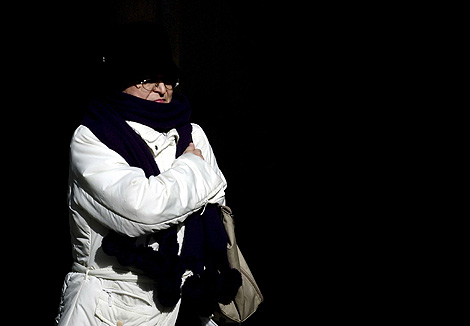 Una mujer pasea abrigada por las bajas temperaturas en Valencia. | Efe
