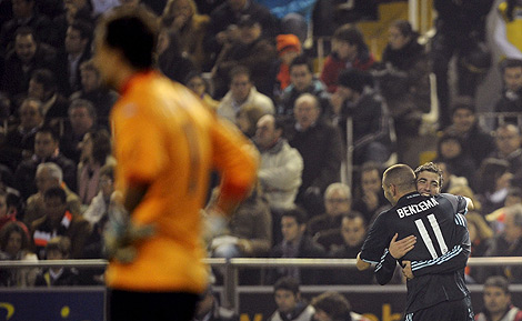 Higuan y Benzema se felicitan tras anotar en Mestalla. | Efe