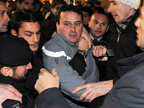 Imagen del agresor de Berlusconi tras el suceso. | Afp