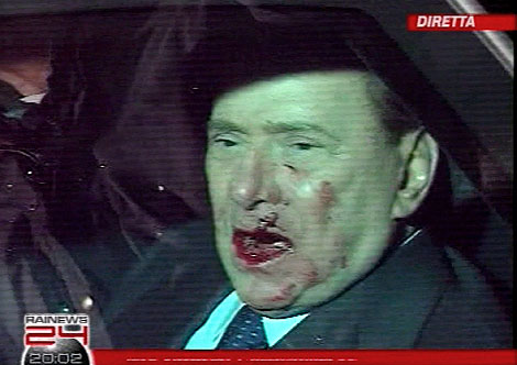 Imagen de Berlusconi ensangrentado tras la agresin. | Afp