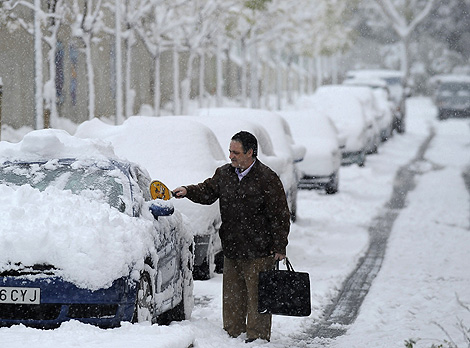 La fuerte nevada cada en Aranjuez ha obligado al uso de cadenas para transitar en sus carreteras.