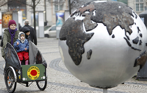 Una mujer circula con su bicicleta por Copenhague. | Reuters