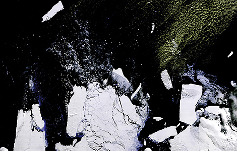 Imagen satélite de la pasada semana del gran iceberg (arriba a la izquierda). | NASA