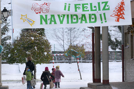 Nieve en un colegio de la localidad palentina de Velilla del Ro Carrin. | Brgimo