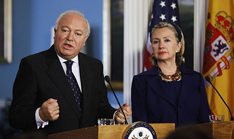 Moratinos y Clinton, tras su encuentro. | AP