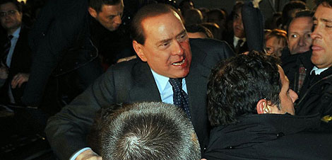 Berlusconi, momentos despus de la agresin en Miln. | Ap